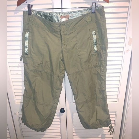 Pants - Reference green cargo Capri pants women’s size medium